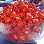 Nätverk Arbetslivet önskar glad midsommar med en skål jordgubbar!